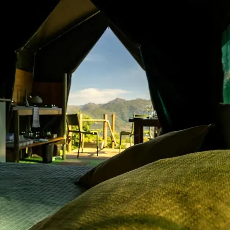 Tente de luxe Romantic Safari-style Glamping With Mountain Views Near Ventosa, Portugal *